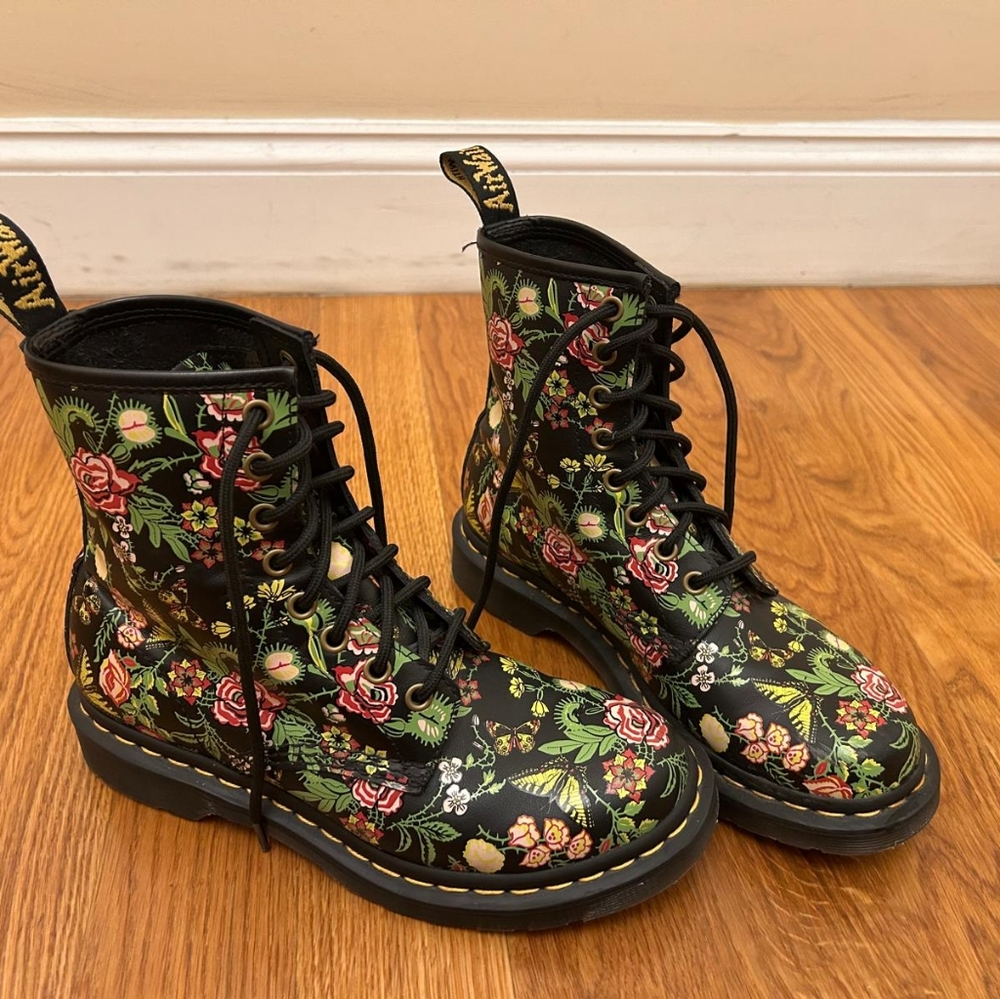Dr. Martens Women's 1460 Bloom 8 Eye Boots Size 7 US
